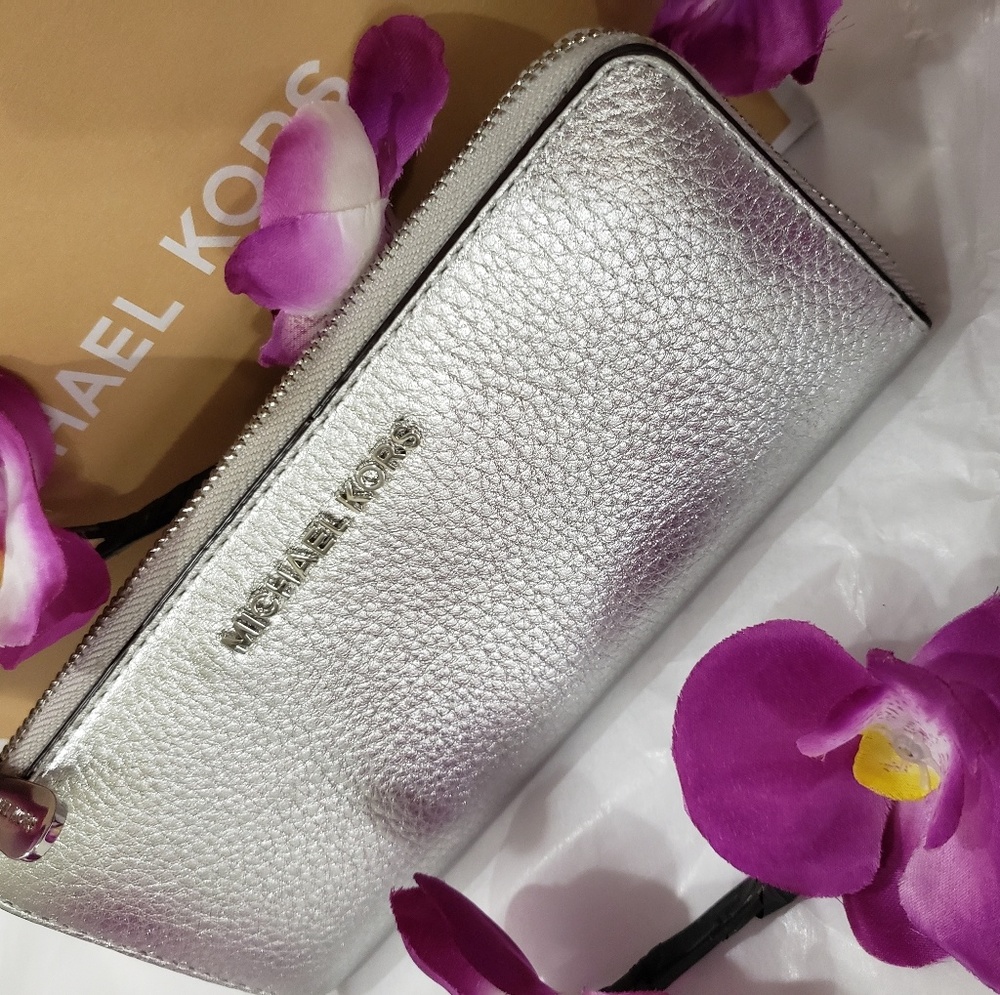 🚫 SOLD 🚫 Michael Kors Silver LG Travel Wallet